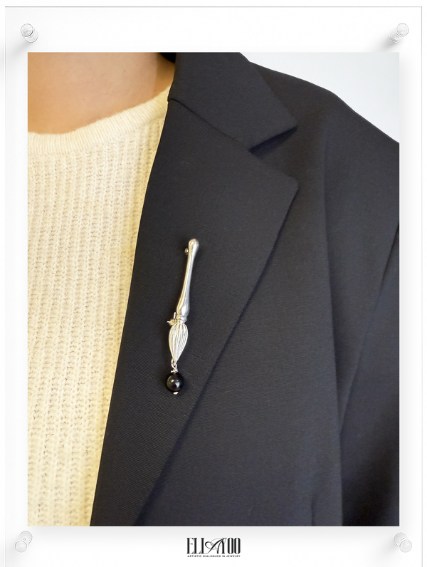 Model view of Silver brooch featuring a paint brush shape with a Onyx Sphere